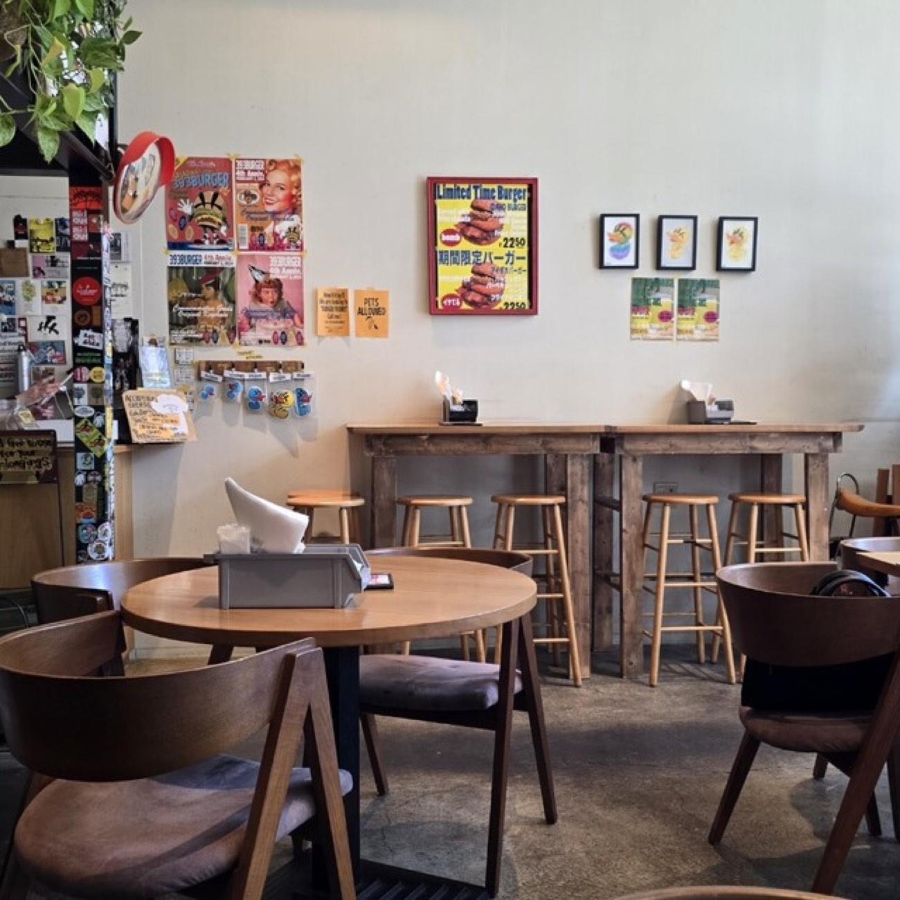 レトロなポップアートのバーガーポスターと限定メニューの黒板、カウンター席