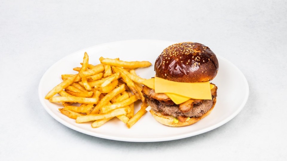 自家製スモークベーコンととろけるチェダーのチーズバーガー