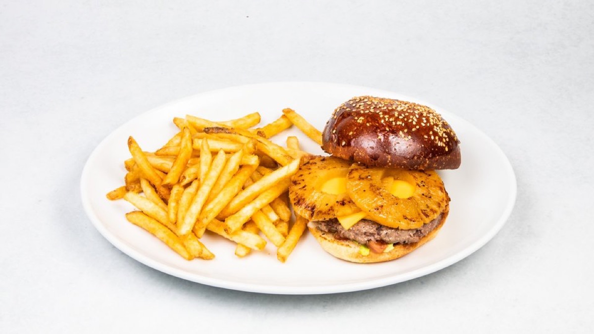 自家製スモークパインを挟んだチーズバーガー、艶やかなバンズ