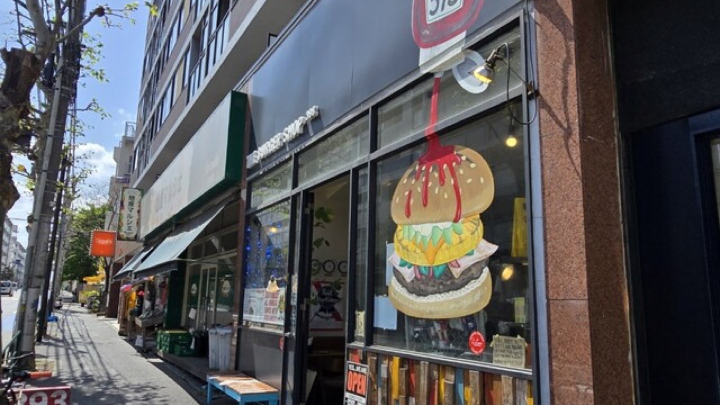 笹塚の店頭。「393 BURGER」の立て看板とハンバーガーのウォールアート
