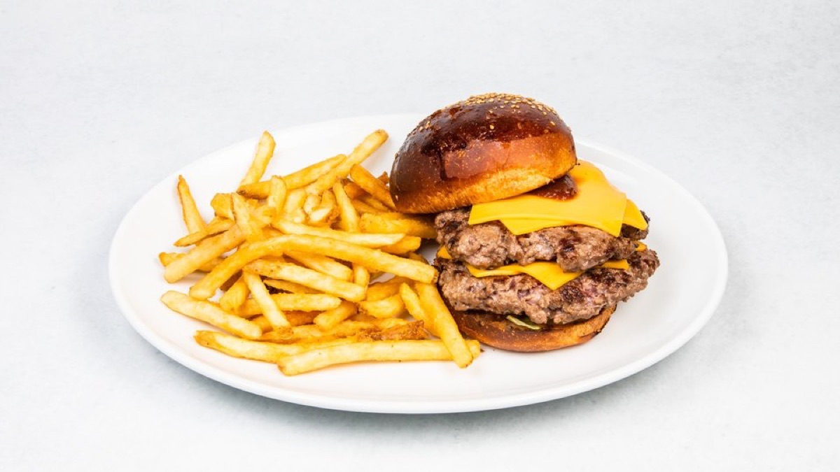 ダイスカットステーキ入りパティとチェダーを重ねた「トランプバーガー」